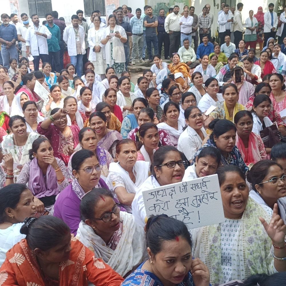 कानपुर में NHM कर्मचारियों का धरना:12 अक्टूबर से अनिश्चितकालीन हड़ताल की चेतावनी, समान वेतन समेत 8 मांगें