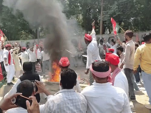 पुतला फूंकने पर पुलिस से भिड़े कार्यकर्ता:रायबरेली में ज्ञानेश कुमार के इस्तीफे की मांग पर सपा का प्रदर्शन, कई कार्यकर्ता हिरासत में