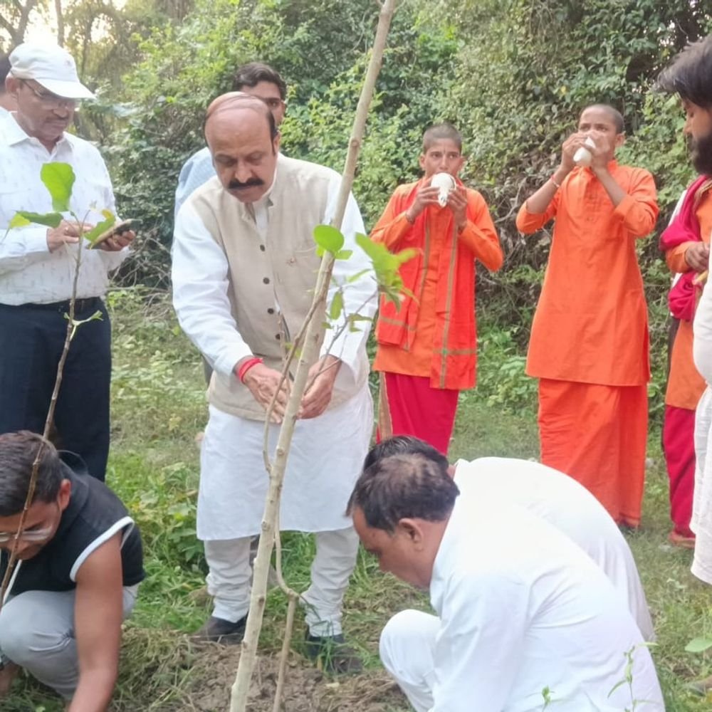 नैमिषारण्य 84 कोसी परिक्रमा मार्ग पर हरिशंकरी पौधारोपण अभियान शुरू:हरदोई में नैमिष धाम के परिक्रमा मार्ग पर 25 पड़ावों पर रोपे गए पीपल,बरगद और पाकर के पौधे