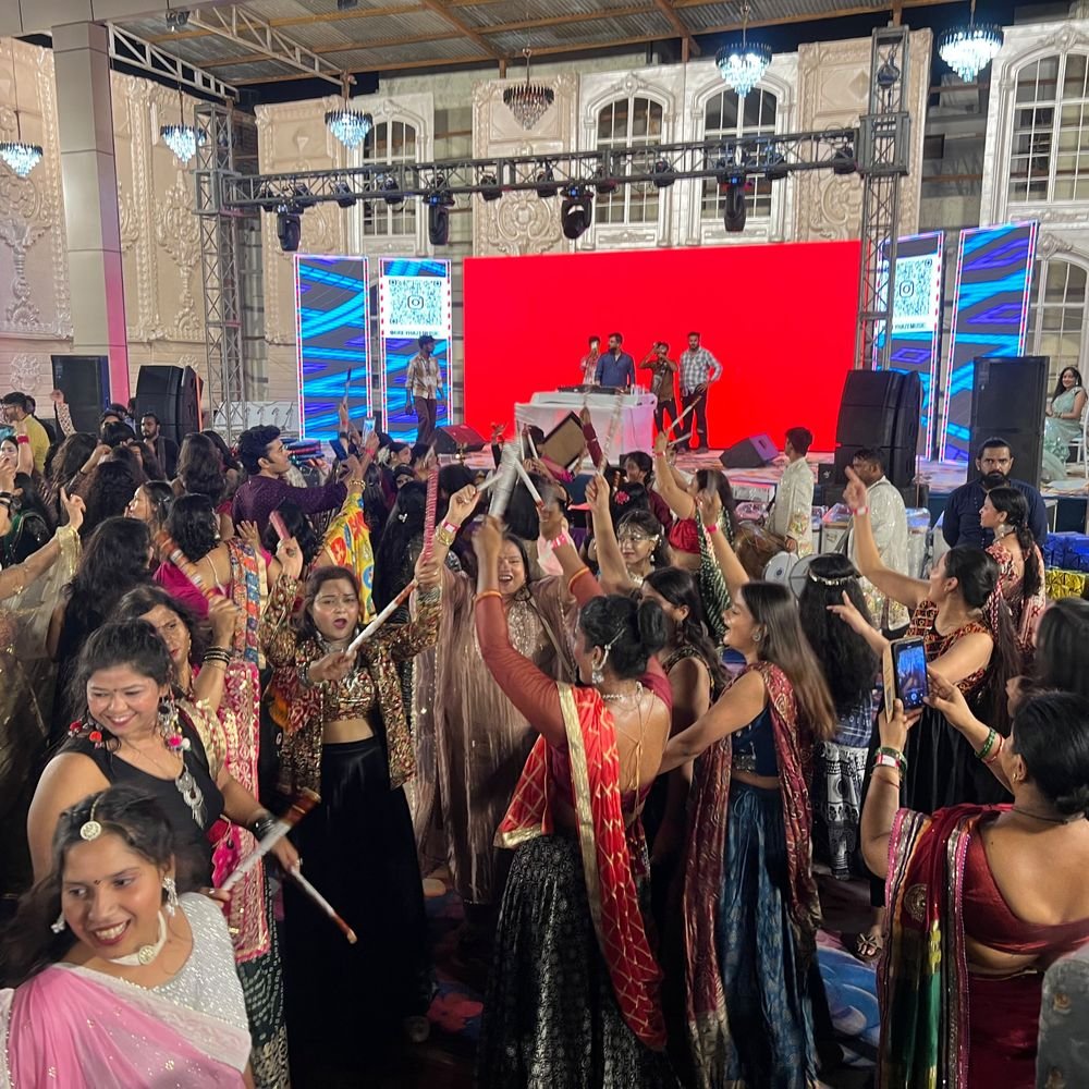 आगरा में ‘बेस्ट डांडिया ऑफ आगरा 2.0' का हुआ आयोजन:गरबा धुन पर थिरके लोग, लकी ड्रॉ में मिले आकर्षक उपहार