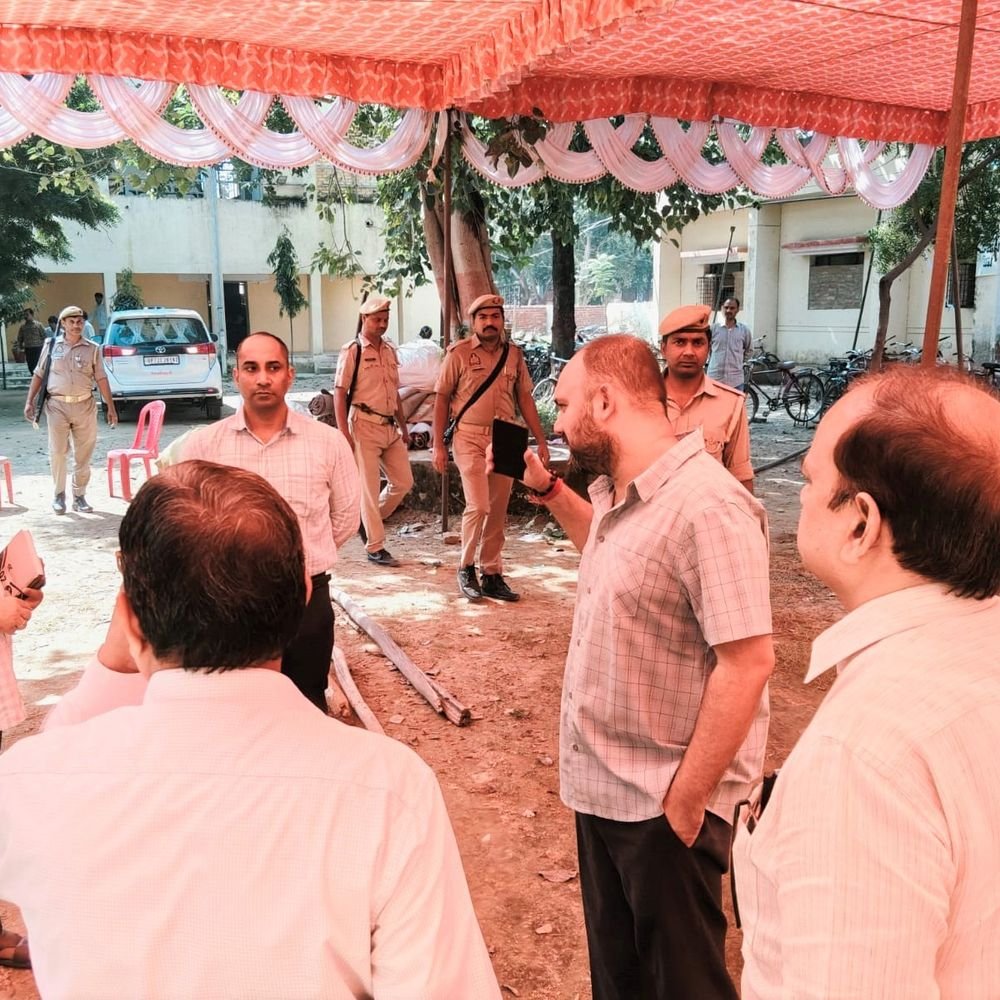 डीएम ने स्नातक-शिक्षक मतदान की तैयारियां जांचीं:पोलिंग पार्टी रवानगी स्थल का निरीक्षण कर अधिकारियों को दिए निर्देश