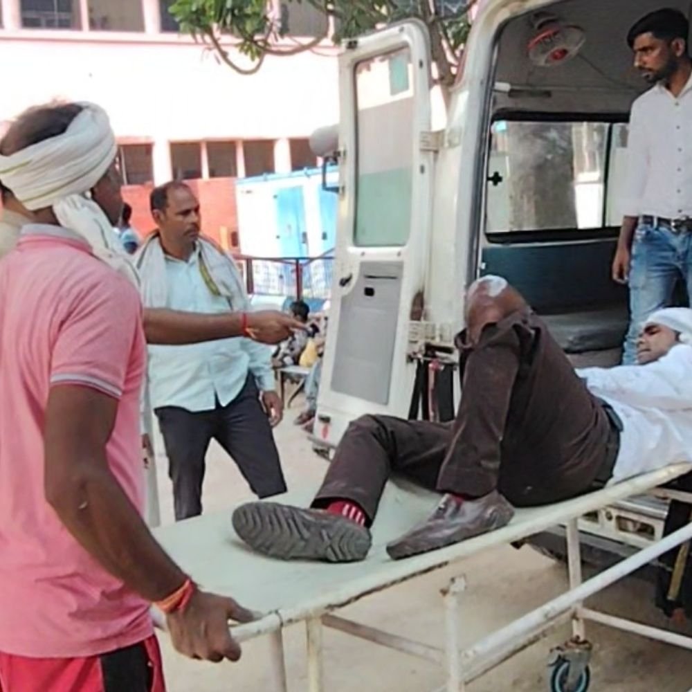 हाथरस में सड़क हादसे में महिला की मौत:बहन और भतीजा गंभीर रूप से घायल, हायर सेंटर किया गया रेफर