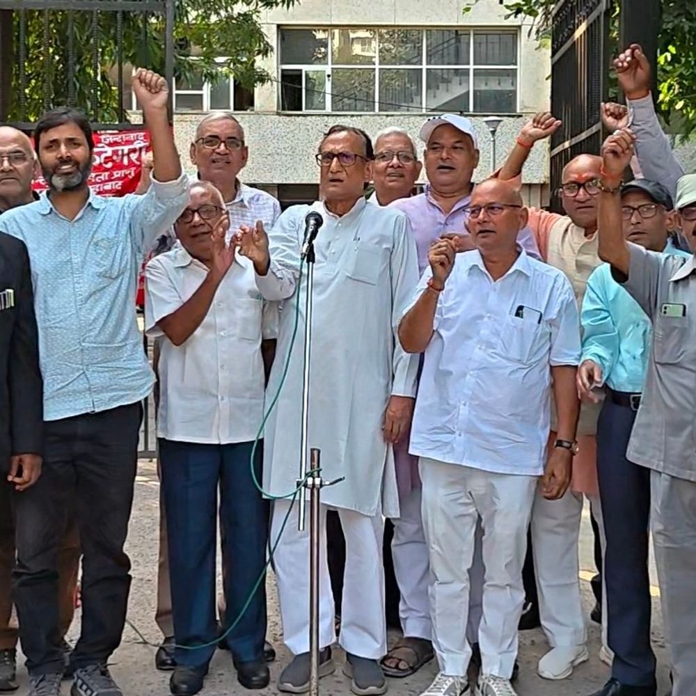 प्रयागराज में डीए-डीआर की घोषणा में देरी, कर्मचारियों का प्रदर्शन:3.4% महंगाई भत्ता बढ़ाने की मांग, एजी ऑफिस गेट पर हुई सभा