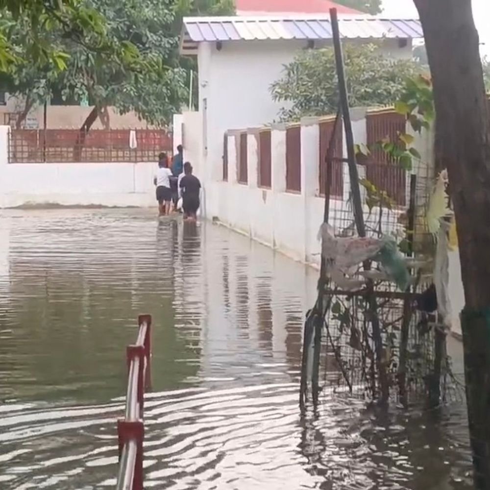रायबरेली में सई नदी उफान पर, 10 गांव जलमग्न:शहीद स्मारक में भी घुसा पानी, लोग छतों पर रहने को मजबूर