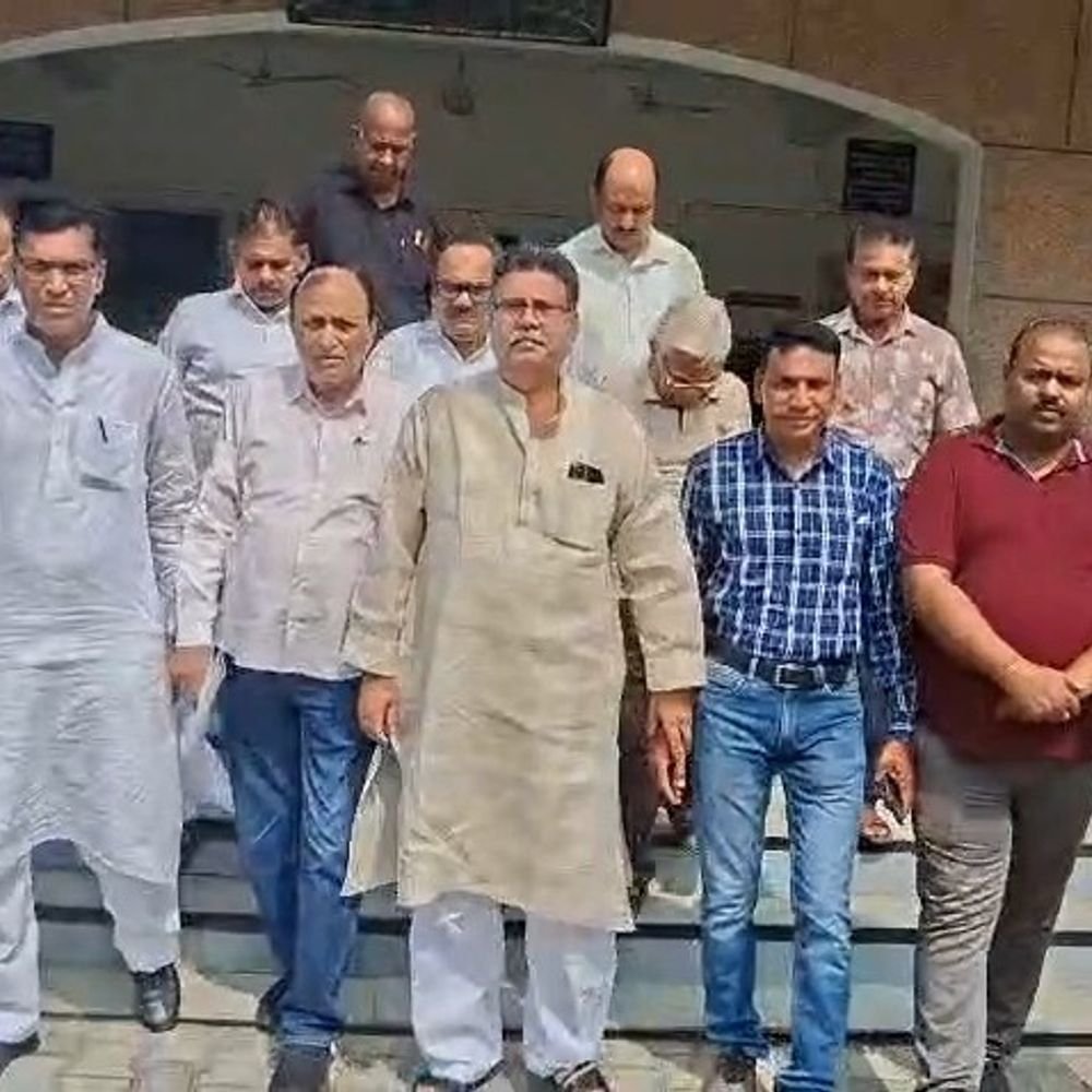 अमरोहामें व्यापार मंडल का UPI पर MDR लगाने का विरोध:प्रधानमंत्री और वित्त मंत्री को संबोधित ज्ञापन SDM को सौंपा, तत्काल कानून वापस लेने की मांग