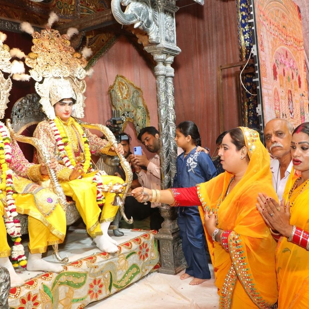 शिव धनुष टूटते ही रामलीला मैदान में गूंजा 'जय श्रीराम':सिया ने पहनाई रघुवीर को जयमाला, किन्नर समाज ने उतारी प्रभु श्रीराम की प्रथम आरती