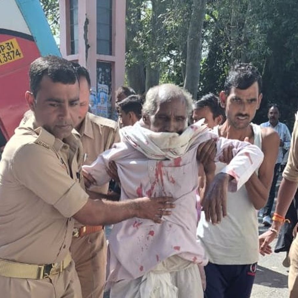लखीमपुर में बस खाई में गिरी, बाइक सवार की मौत:24 से यात्री घायल, पुलिस ने घायलों को बाहर निकाला