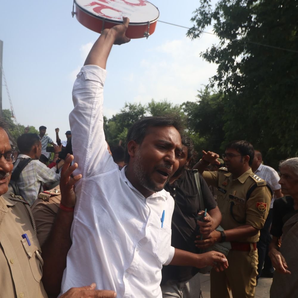 लखनऊ में CEC ज्ञानेश कुमार के खिलाफ जोरदार प्रदर्शन:नागरिक मार्च सड़क पर उतरा 'वोट चोरी’ का आरोप लगाया , पुलिस से हुई नोंकझोंक