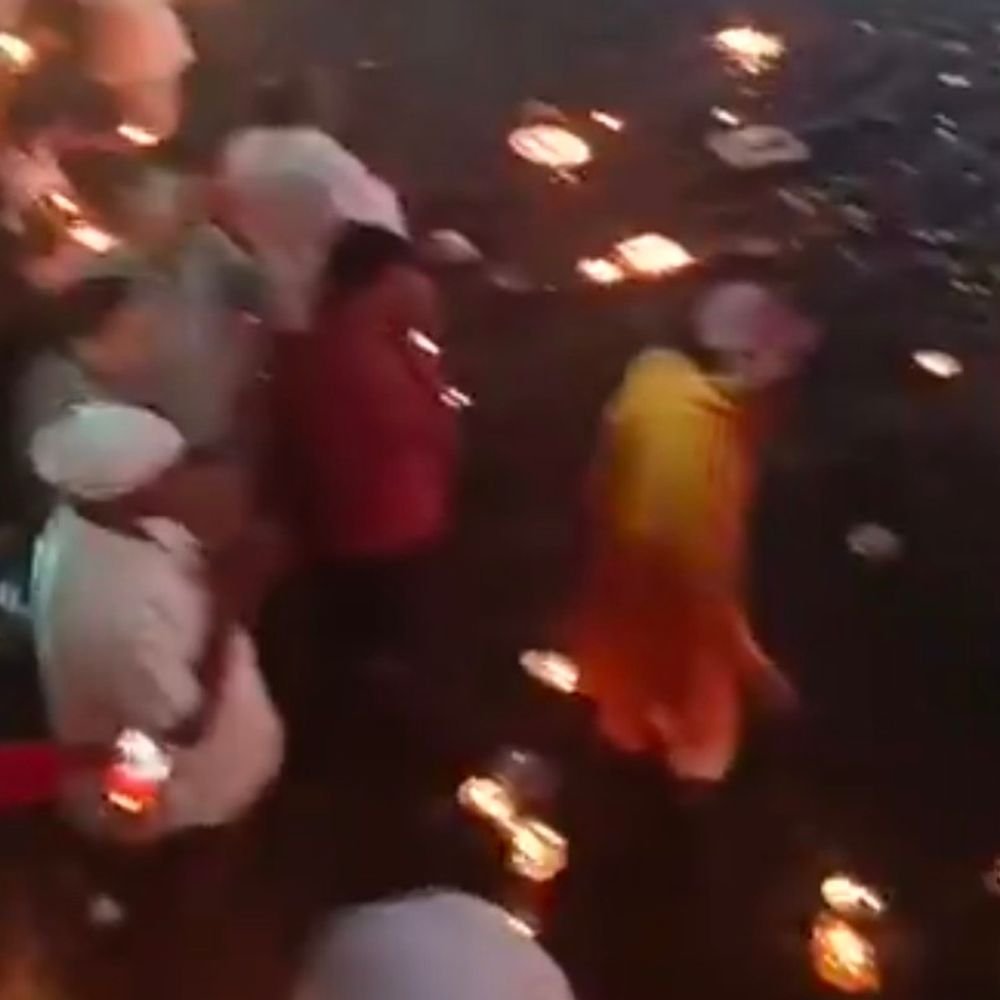ललितपुर में सर्वपितृमोक्ष अमावस्या पर पितरों को दीपांजलि से विदाई:सुम्मेरा तालाब के घाटों पर उमड़ी भीड़, दीपावली जैसा नजारा