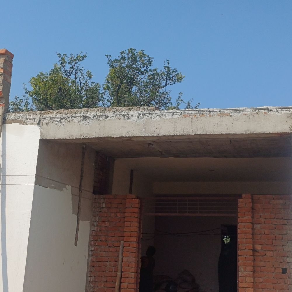चंदौली में मुख्यमंत्री अभ्युदय विद्यालय की रेलिंग गिरी:बेसिक शिक्षा अधिकारी ने 3 अधिकारियों की टीम बनाई, मटीरियल की भी होगी जांच