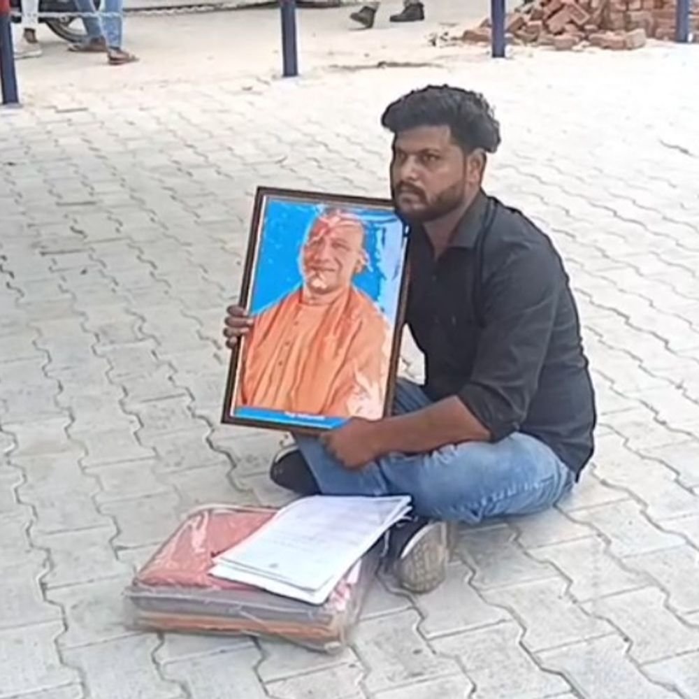 एटा में जमीन पर अवैध कब्जे का आरोप:योगी की तस्वीर लेकर अधिकारियों के चक्कर लगा रहा पीड़ित