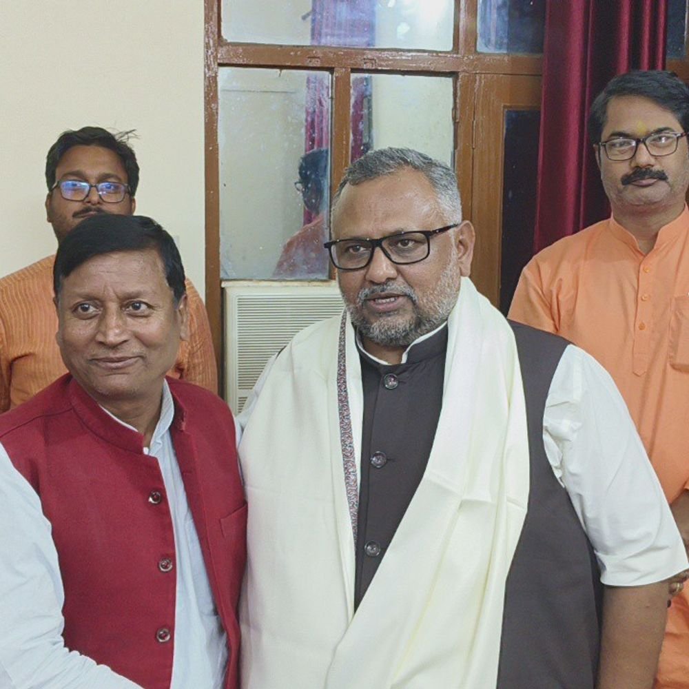 सांसद प्रदीप-अखिलेश को विधानसभा में उठाना चाहिए जनता के मुद्दे:मऊ में बोले- शिक्षक-स्नातक MLC चुनाव में भाजपा के 11 प्रत्याशियों की जीत तय