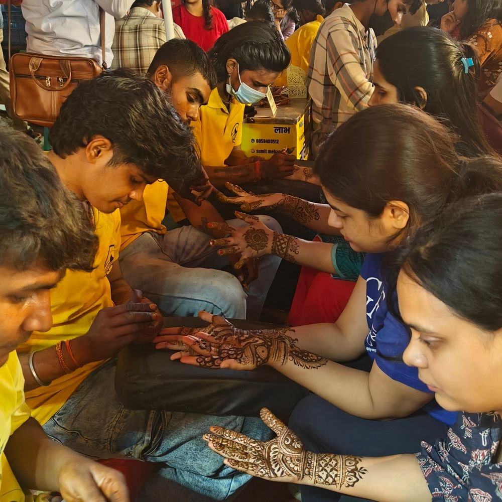 करवा चौथ के लिए लखनऊ के बाजारों में रौनक:महिलाएं मेहंदी और साज-शृंगार के सामान के लिए पहुंचीं;  मेहंदी की अलग- अलग डिजाइनों का ट्रेंड