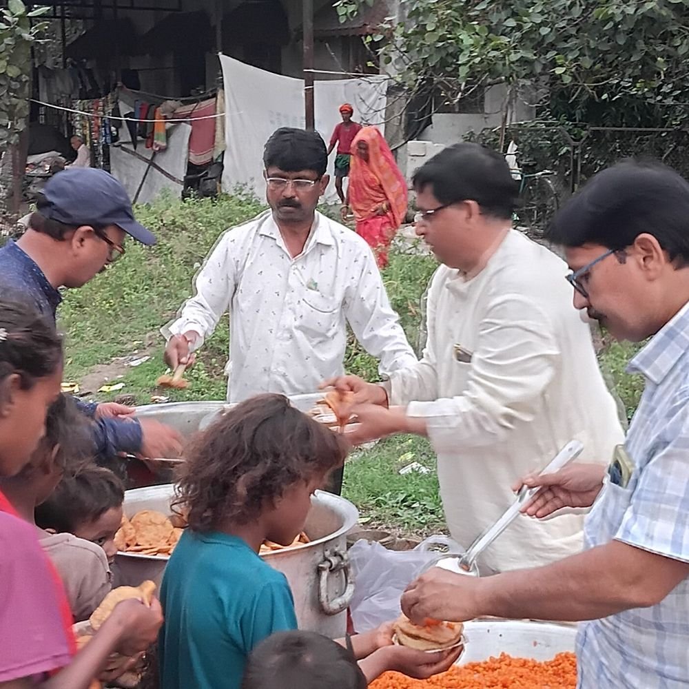कानपुर में बाढ़ पीड़ितों को भोजन वितरित:पांडु नदी किनारे नदी आश्रितों को कढ़ी, चावल, पूड़ी सब्जी बांटी