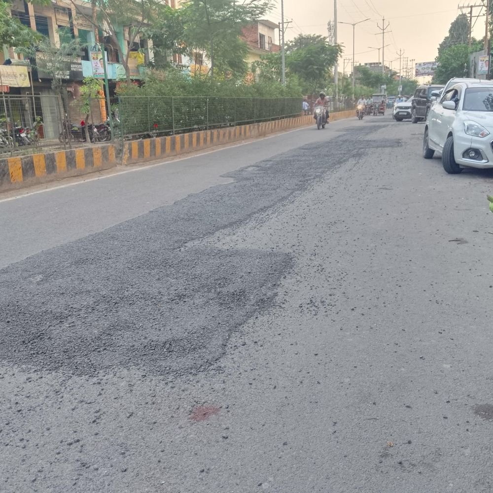 सुल्तानपुर में रात में भरी सड़क सुबह उखड़ी:दुर्गापूजा से पहले घटिया पैचिंग का आरोप, लोगों ने जांच की मांग की