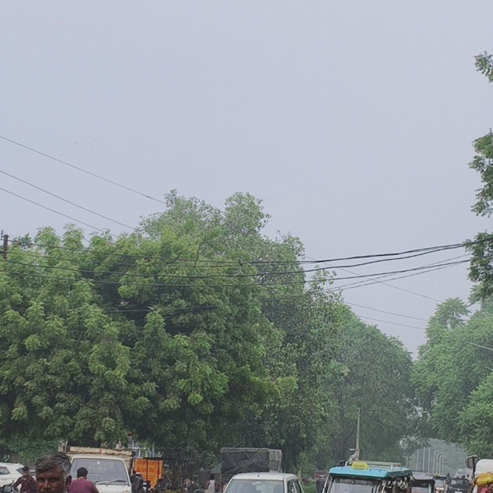 मऊ में हल्की बारिश शुरू:धान के किसानों को राहत; मूंगफली की फसल को लेकर चिंता बढ़ी