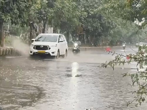 गाजियाबाद में तेज हवाओं के साथ झमाझम बारिश:बेमौसम बारिश से तापमान 20 डिग्री सेल्सियस पर आया, 24 घंटे ऐसा ही रहेगा मौसम