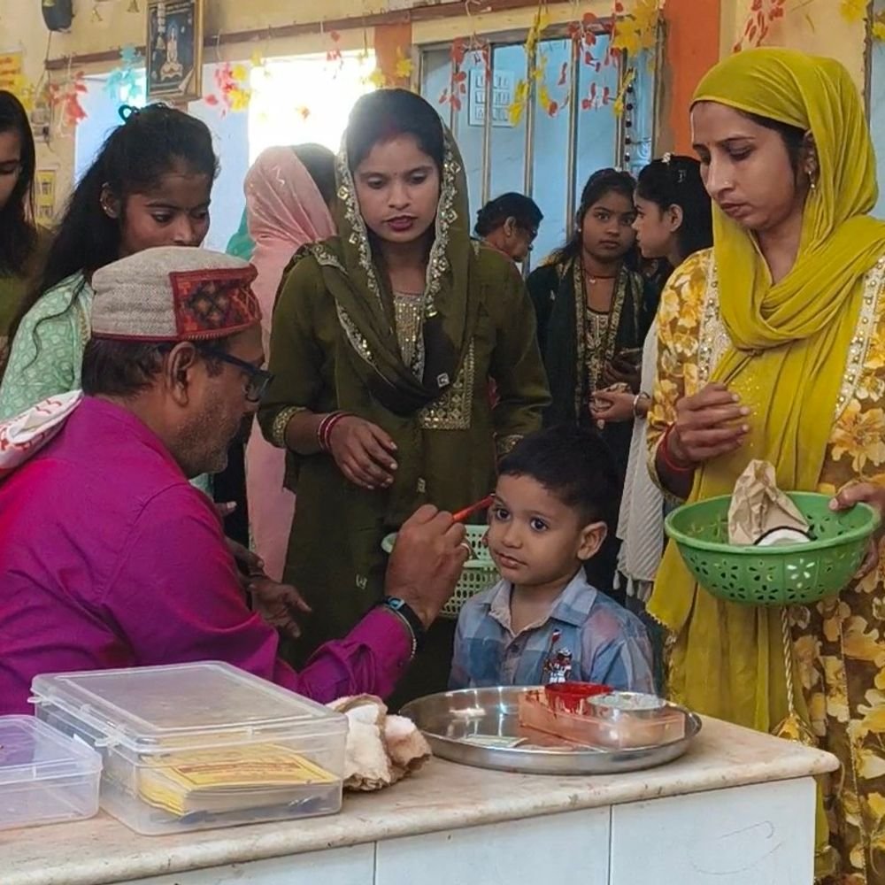 बरेली के मंदिरों में दर्शन के लिए लगी भीड़:कालीबाड़ी और साहूकारा मंदिर में लोगों ने किया कन्या पूजन, जय माता दी के जयकारे लगाए