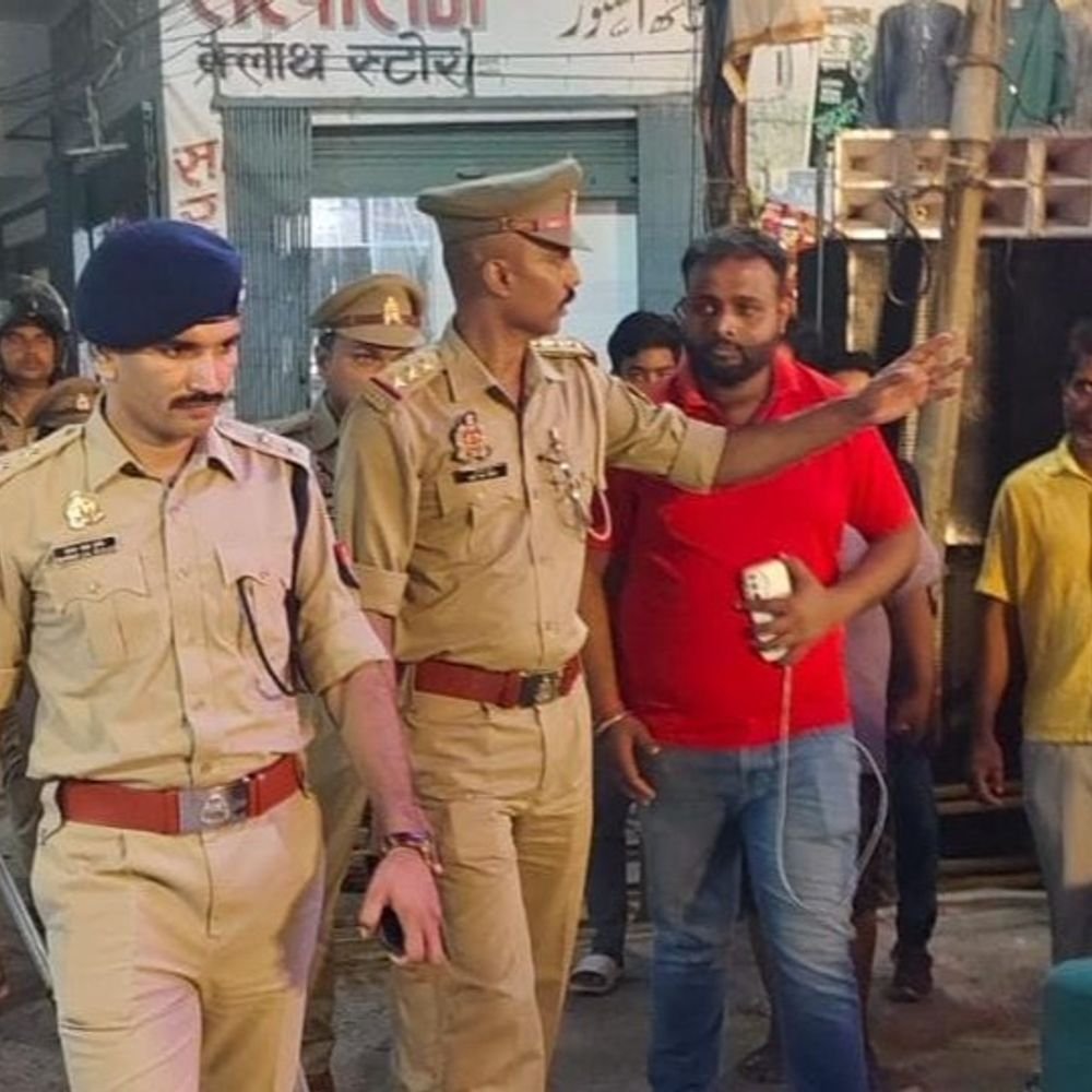 मुबारकपुर में पुलिस और पीएसी ने किया पैदल गश्त:व्यापारियों व दुर्गा पूजा पंडाल आयोजकों से किया संवाद, जिले के सेंसिटिव इलाकों में होती है गिनती