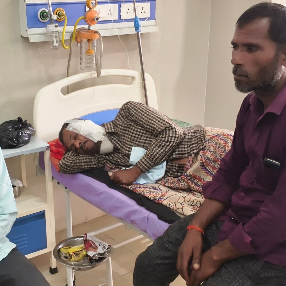 हरदोई में ईंट-भट्टे पर गार्ड पर धारदार हथियार से हमला:गर्दन पर लगे 9 टांके, साथी गार्ड के कमरे में जाने पर किया हमला