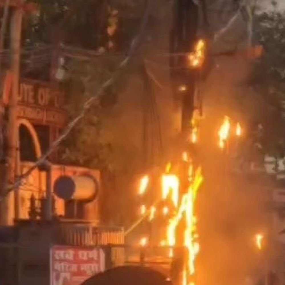 लखनऊ में बिजली कटौती, नाराज ग्रामीणों ने इटौंजा उपकेंद्र घेरा:बंथरा में 4 घंटे बिजली गुल रही, 50-60 लोगों ने किया हंगामा
