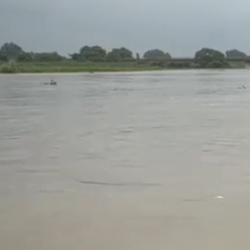 गोंडा में फिर बढ़ने लगा घाघरा नदी का जलस्तर:खतरे के निशान से 81 सेंटीमीटर नीचे बह रही, 8 सेमी बढ़ा पानी