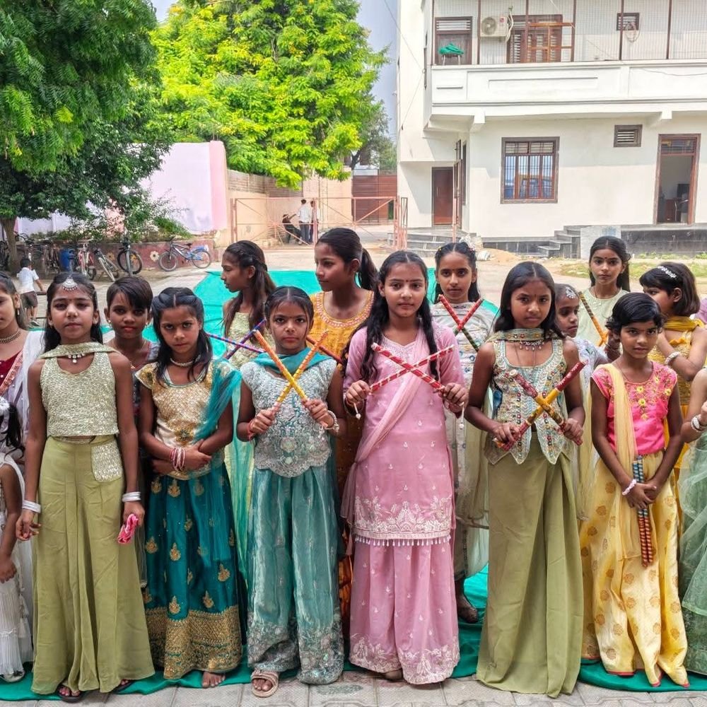 आगरा के स्कूल में नवरात्रि उत्सव आयोजित:मां दुर्गा के 9 स्वरूपों का रूप धारण किया, सांस्कृतिक प्रस्तुतियां दी