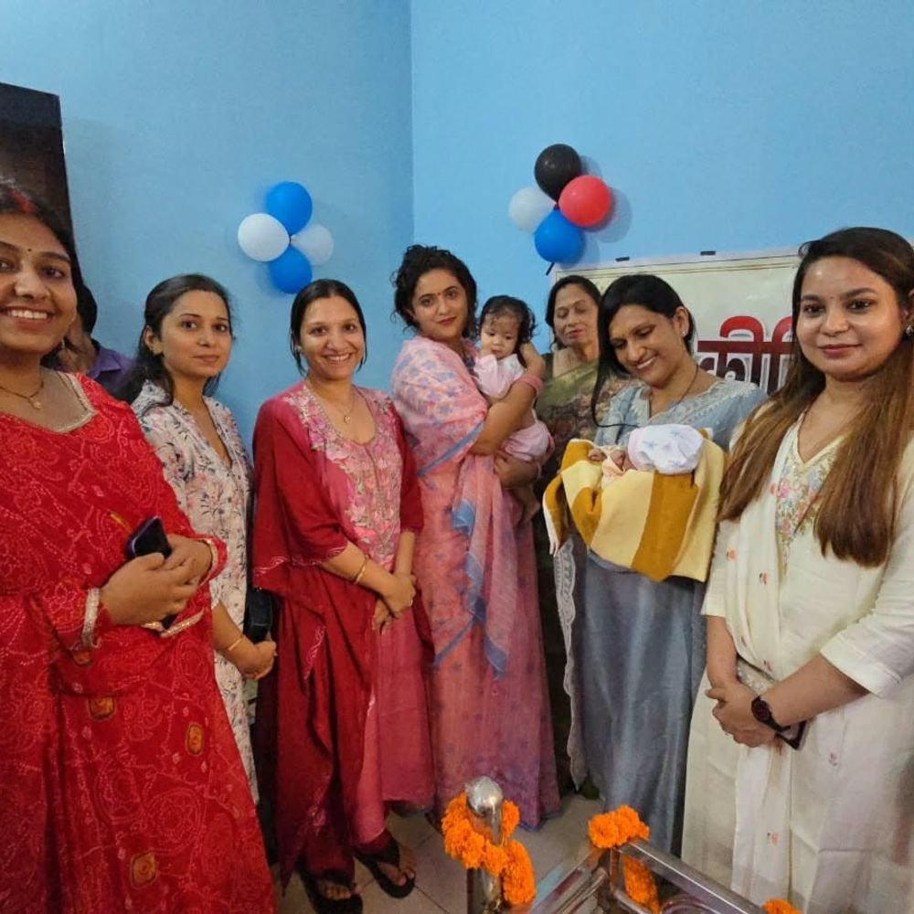 नवरात्र में कीर्ति और गौरी को मिला स्नेह:बेहतर भविष्य की जगी उम्मीद, आकांक्षा समिति अध्यक्ष ने दिए उपहार