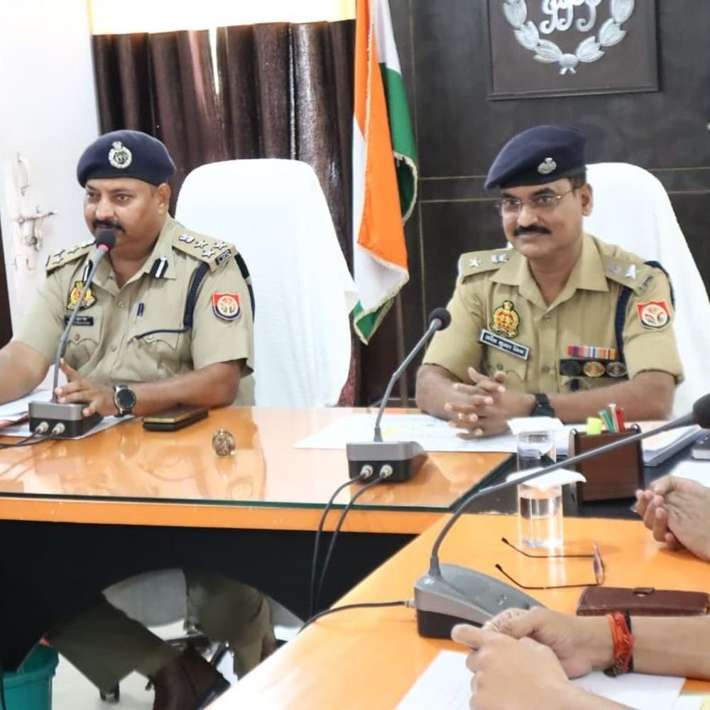 नवरात्रि-दशहरा से पहले मऊ में डीआईजी ने की समीक्षा:पुलिस अधिकारियों के साथ बैठक कर दिए निर्देश, थाने का भी किया औचक निरीक्षण