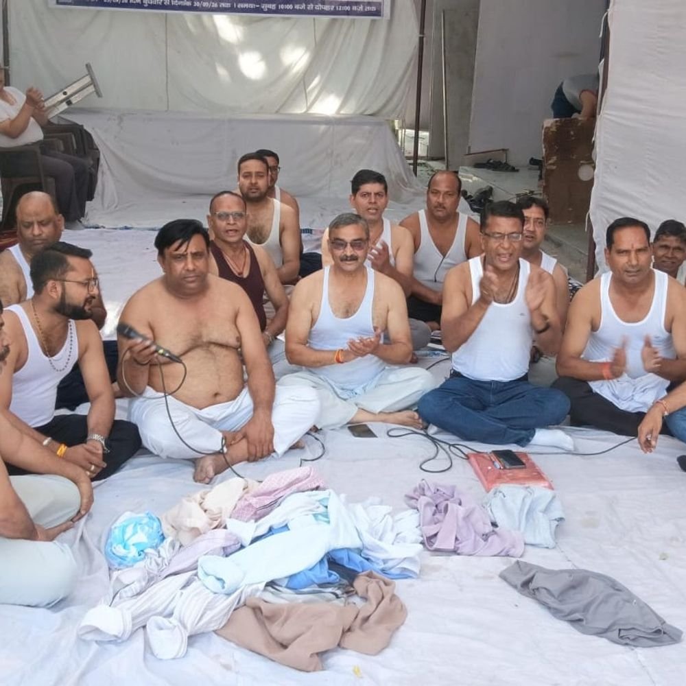 गाजियाबाद में नगर निगम के खिलाफ धरना:शर्टलेस होकर व्यापारियों ने किया प्रदर्शन, हवन भी किया