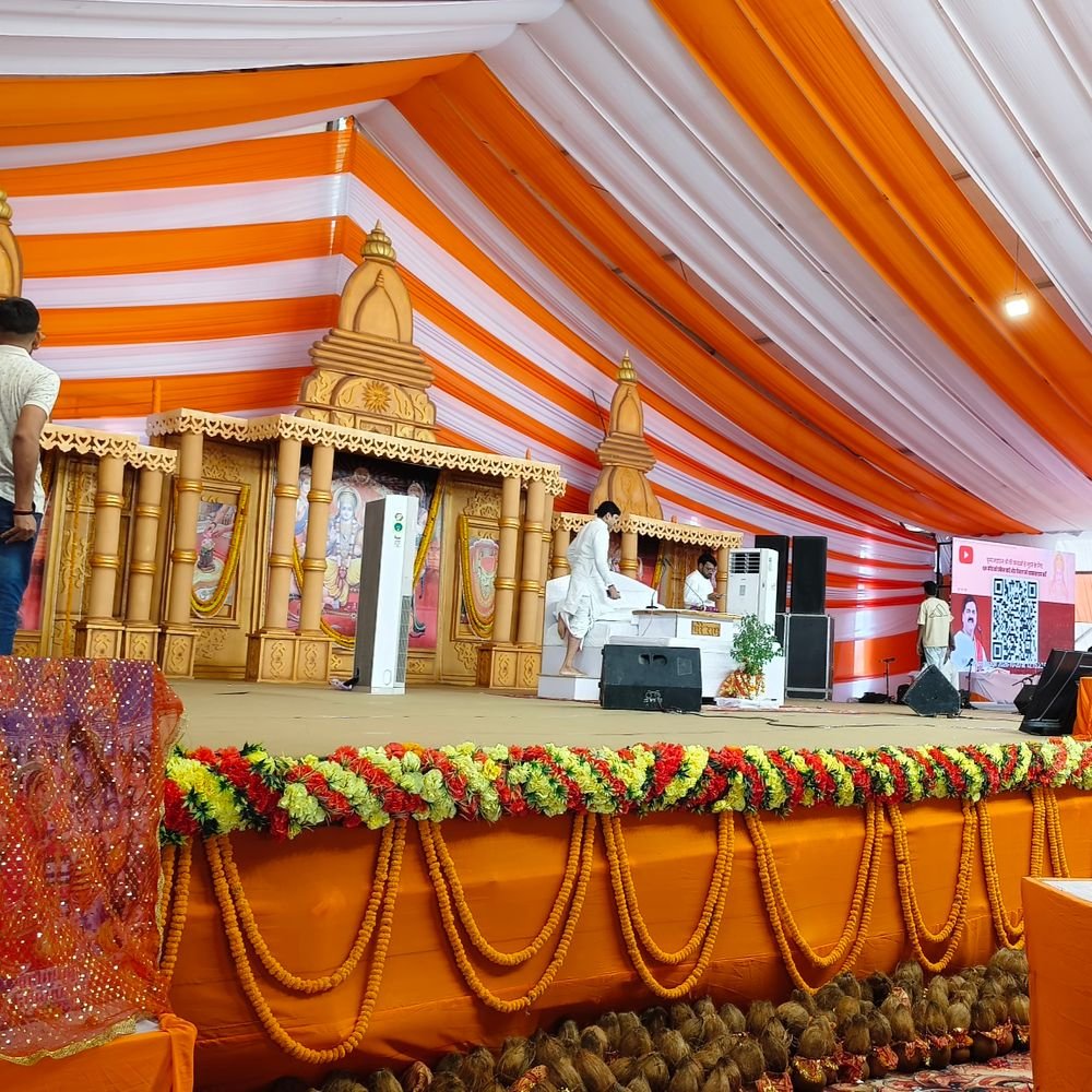 चंदौली में राजन जी महाराज की राम-कथा में उमड़ी भीड़:25 हजार से ज्यादा लोग पहुंचे; विधायक सुशील सिंह ने की व्यवस्था