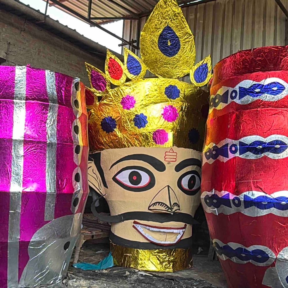 महंगाई ने घटाई रावण के पुतलों की ऊंचाई:रामपुर में 50 फीट से सिमटकर 35 फीट रह गए
