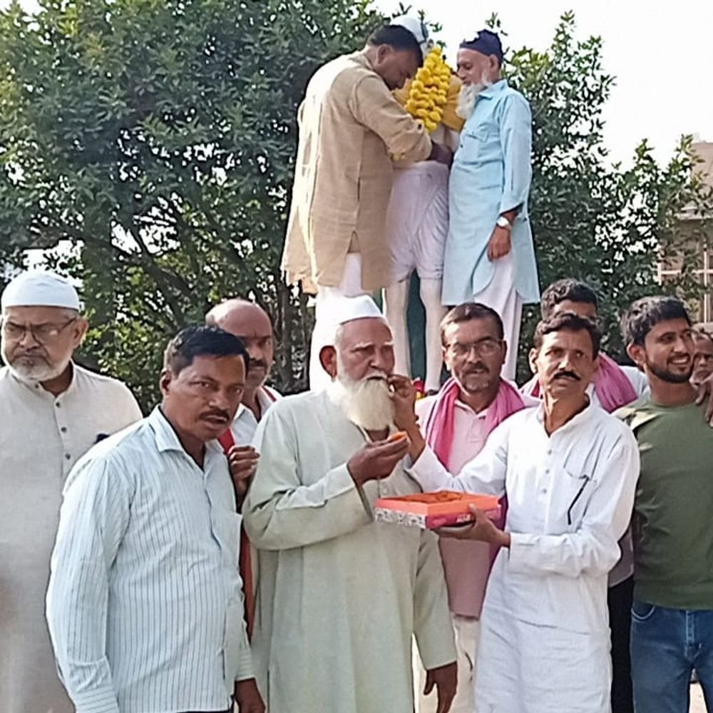 एमएलसी चुनाव में डॉ. मानसिंह की जीत पर जश्न:मिठाई बांटी और पटाखे दागे, समाजवादी विचारधारा की जीत बताया