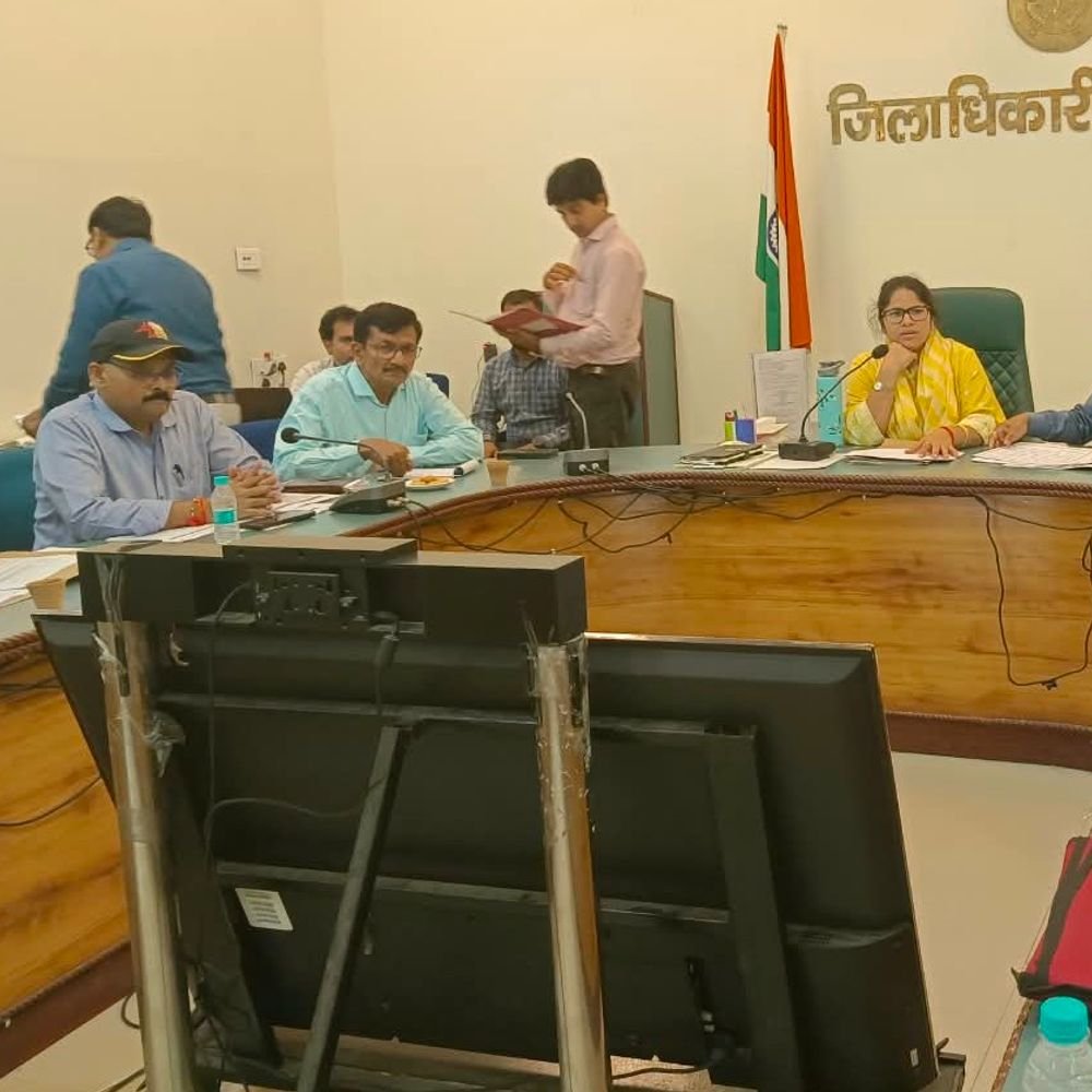 गोंडा में IG​​RS शिकायतों के निस्तारण में लापरवाही:डीएम ने बीएसए को नोटिस, सचिव को निलंबित करने के दिए निर्देश