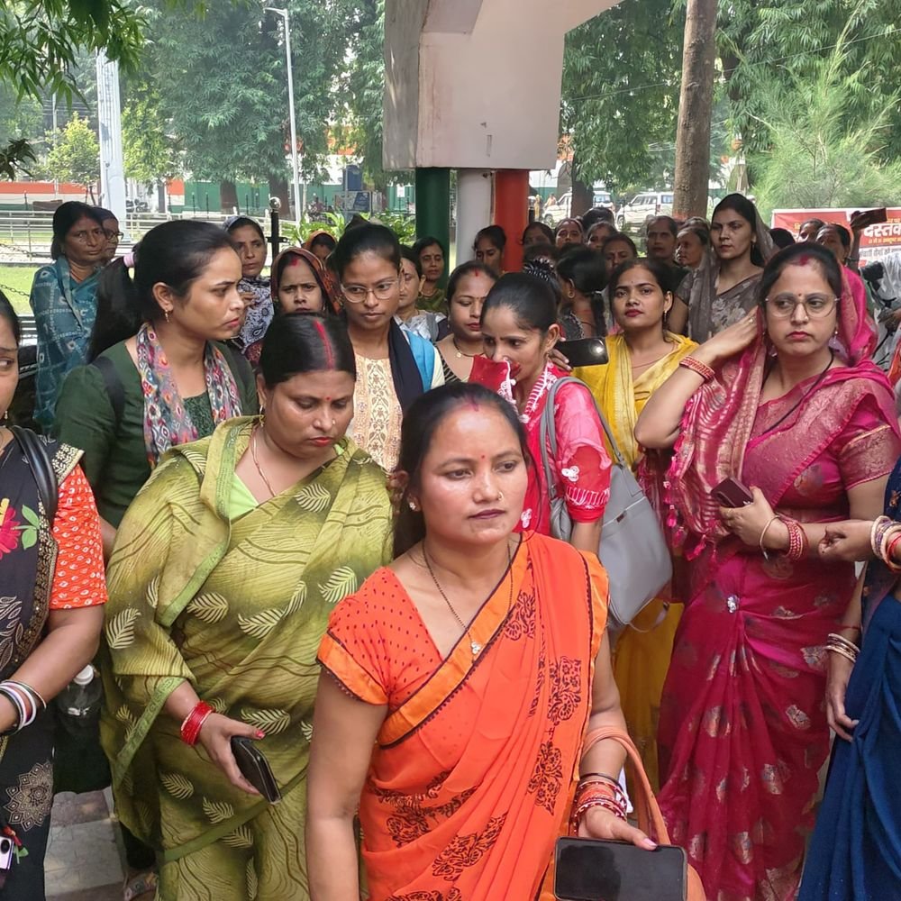 समूह सखियों ने 20 हजार रुपये मानदेय की मांग उठाई:एनआरएलएम उपायुक्त को सौंपा 7 सूत्रीय मांगों का ज्ञापन, स्थायीकरण और टैबलेट भी मांगे