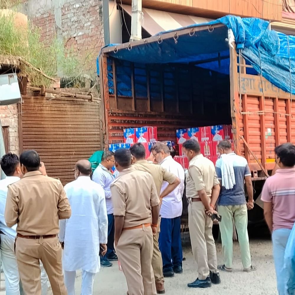 कौशांबी में मिठाई की दुकान पर खाद्य विभाग का छापा:हरियाणा से आए 682 पेटी रसगुल्ले से भरा ट्रक सील, अझुवा की मिठाई की दुकान पर छापा