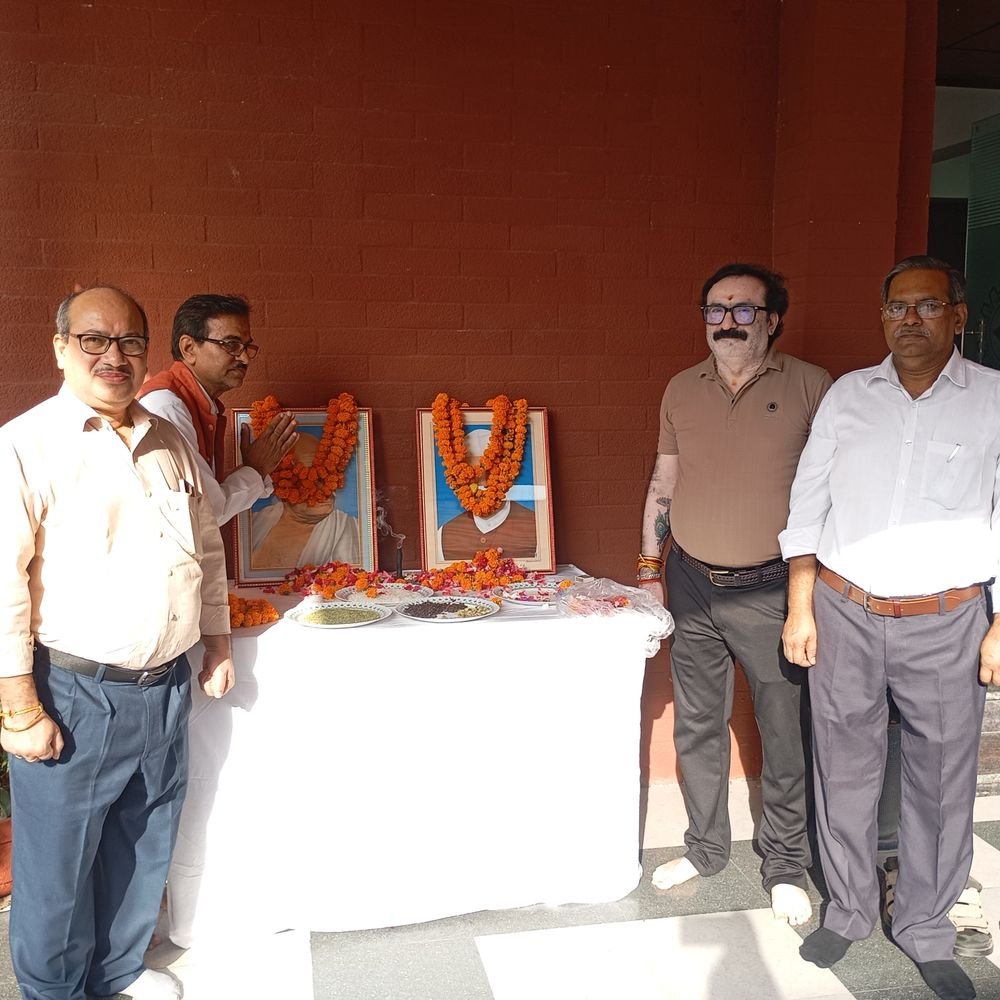 गांधी और शास्त्री की जयंती मनाई:उत्तर प्रदेश लघु उद्योग निगम में अधिकारी और कर्मचारियों ने दी श्रद्धांजलि