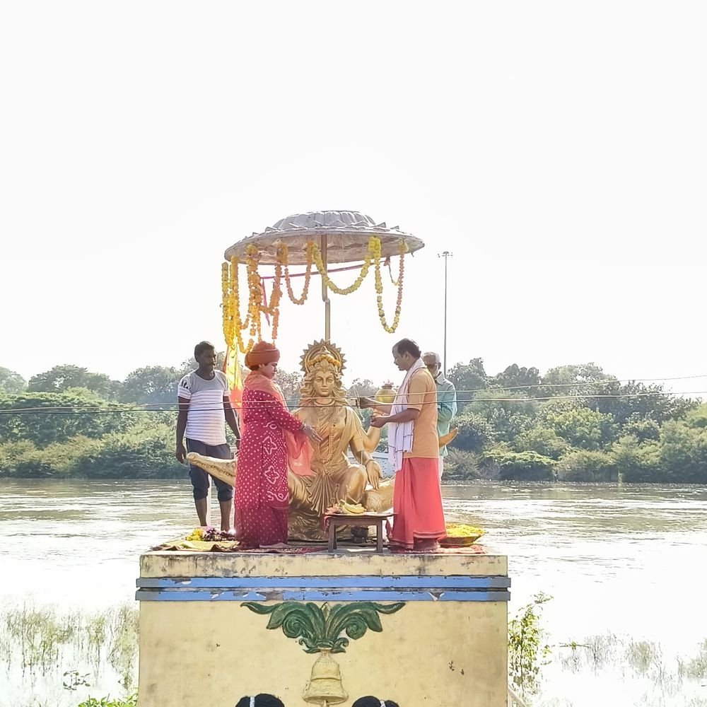 लखनऊ में गोमती नदी का जलस्तर बढ़ने पर विशेष पूजा:मनकामनेश्वर घाट पर महन्त देव्यागिरि ने की महाआरती, जलस्तर घटने की कामना
