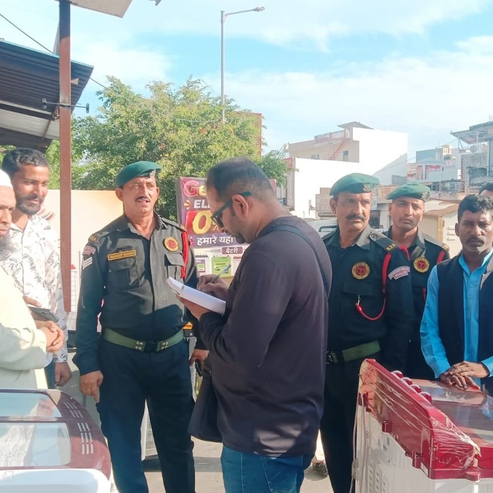 सहारनपुर में नगर निगम ने अतिक्रमण पर बुलडोजर चलाया:दो रूटों पर चला अभियान, 6700 रुपये जुर्माना भी वसूला