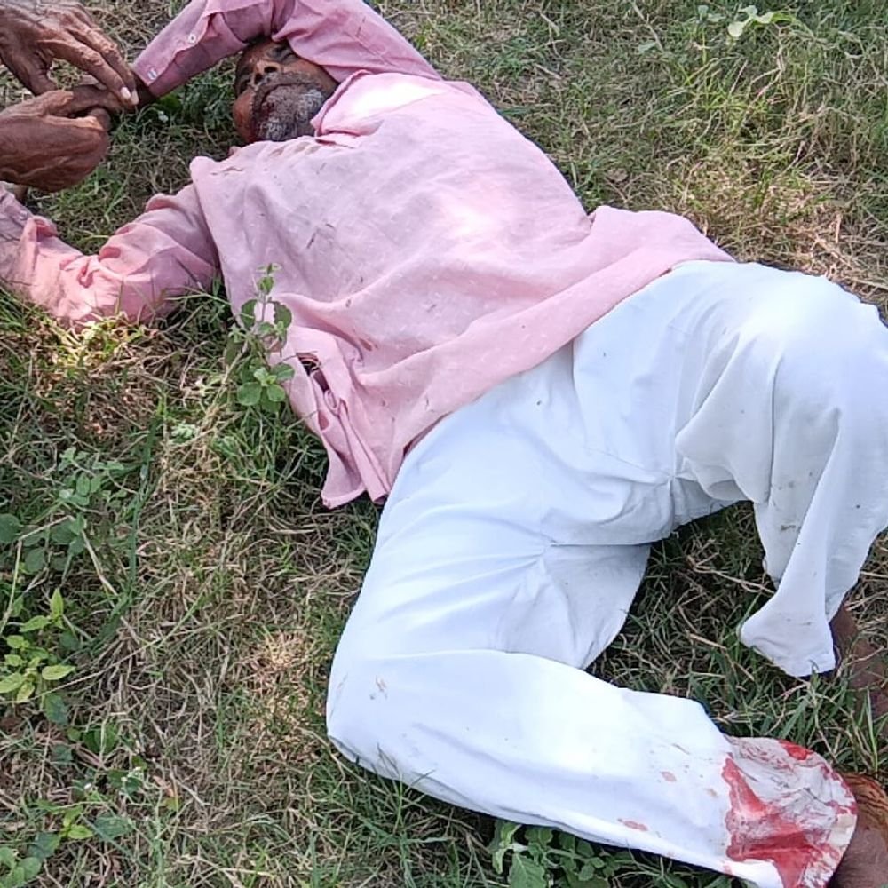 जालौन में बाइक की टक्कर से बुजुर्ग गंभीर घायल:पुलिस कॉल के बाद भी एक घंटे तक नहीं पहुंची एंबुलेंस, इलाज जारी