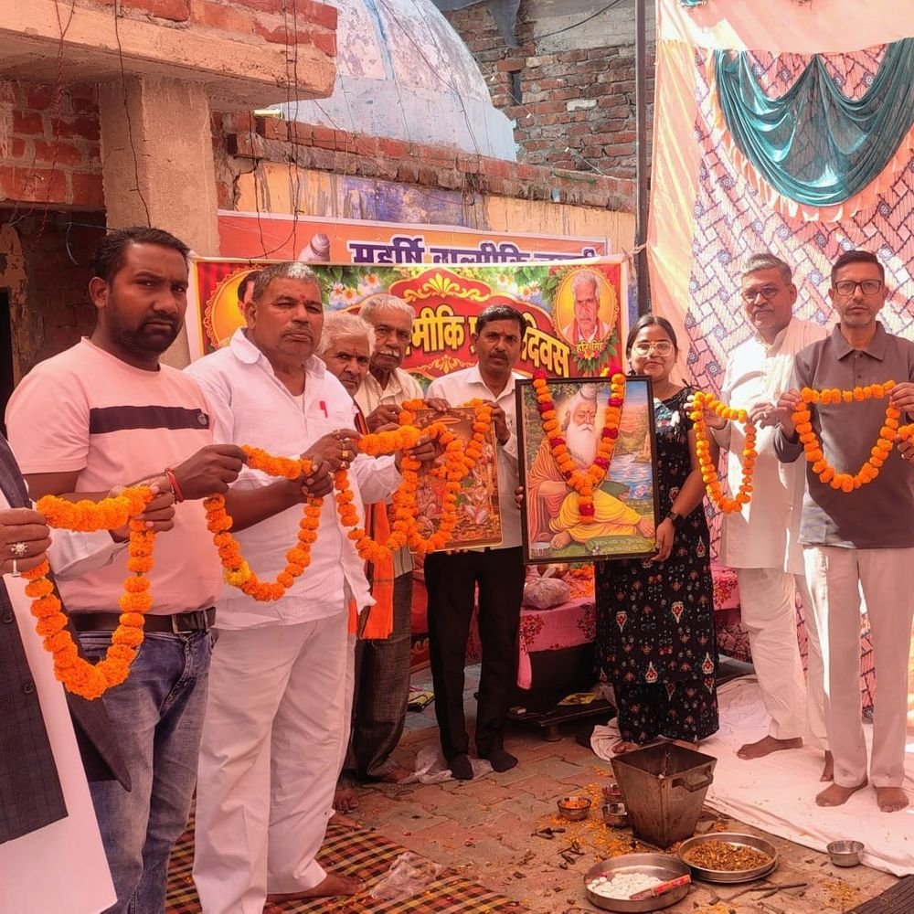 बुलंदशहर में वाल्मीकि जयंती समारोह:मंदिर में यज्ञ और सुंदरकांड का पाठ, श्रद्धालुओं ने की सुख-समृद्धि की कामना