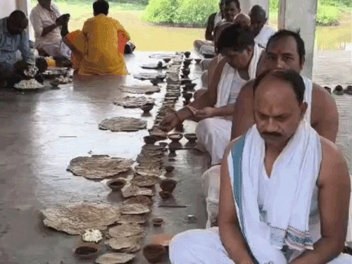 आजमगढ़ में भारत रक्षा दल ने किया पिंडदान,:लावारिस मृतकों का किया तर्पण, 701 का करा चुका है अंतिम संस्कार