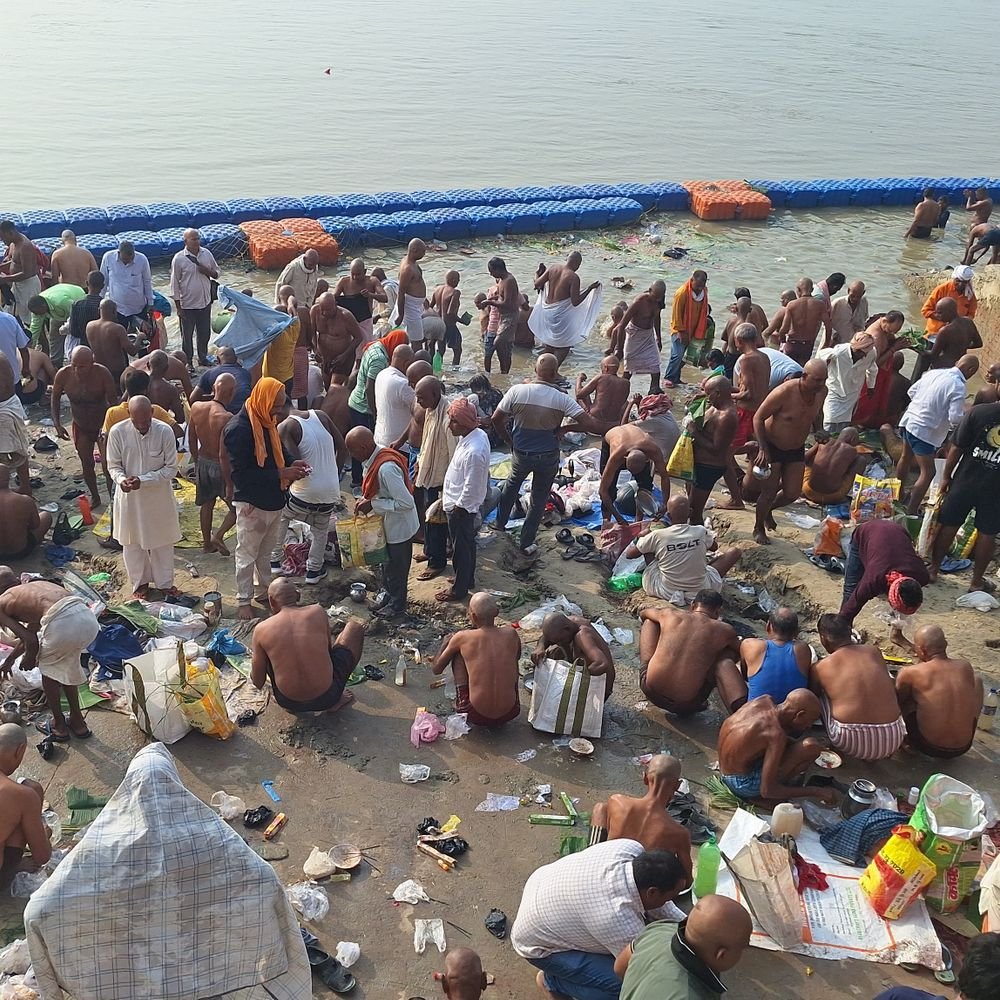 गंगा घाटों पर पितरों को विदाई देने पहुंचे लोग:गाजीपुर में खोवा की दुकानें सुबह 6 बजे से खुलीं, पूजा-पाठ के लिए लगी लंबी कतारें