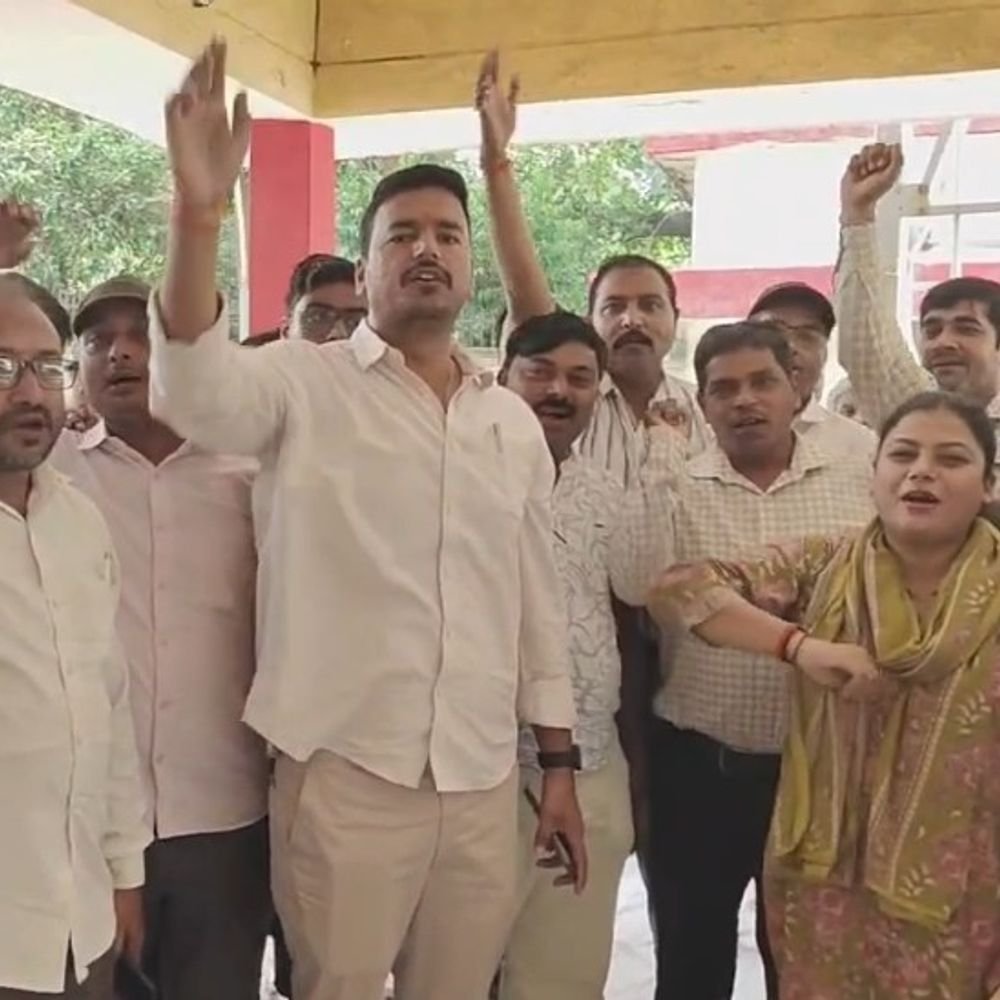 बहराइच में लेखपालों का चरणबद्ध आंदोलन शुरू:आठ सूत्रीय मांगों को लेकर प्रदर्शन, सीएम के नाम सौंपा ज्ञापन