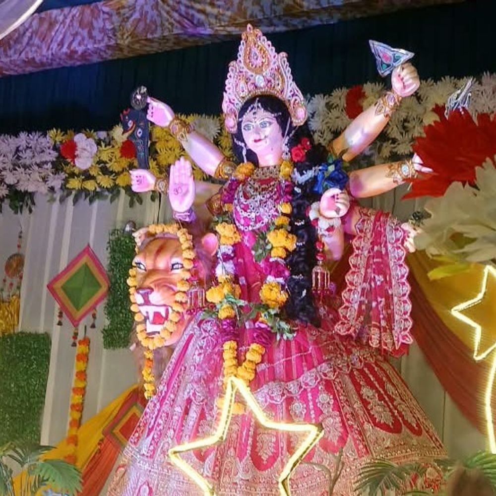 जालौन में नवरात्रि पर सजे देवी पंडाल:स्कंदमाता की पूजा-अर्चना को उमड़े श्रद्धालु, मां की प्रतिमाओं का आकर्षक श्रृंगार