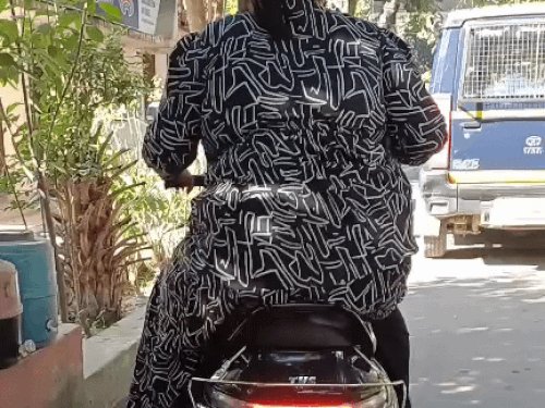 माल रोड पर बाइकर्स गैंग ने दंपत्ति का मोबाइल लूटा:आबूलेन से शॉपिंग कर लौट रहे थे पति-पत्नी, दो लाख रुपये कीमत, CCTV कैमरे खंगाले