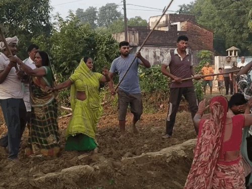 खेत की खुदाई के विरोध में मां-बेटे पर हमला:आजमगढ़ में युवक का सिर फटा, महिला घायल; सात पर केस दर्ज