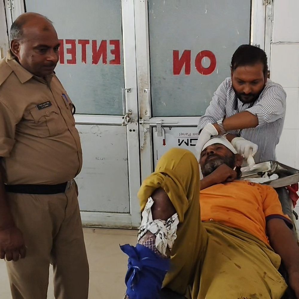 ट्रेन छूटने के डर से चलती एक्सप्रेस से कूदा वृद्ध:इटावा जंक्शन पर प्लेटफार्म पर गिरकर गंभीर घायल, आरपीएफ ने अस्पताल पहुंचाया