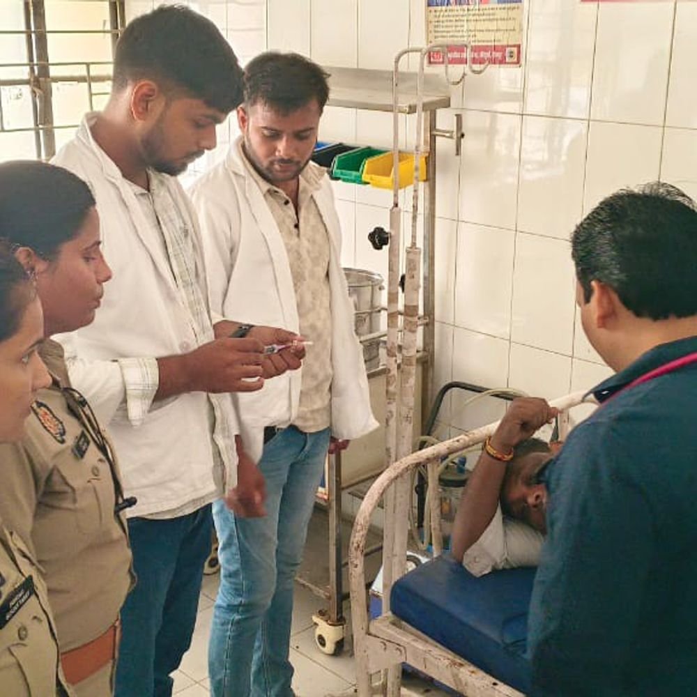 ड्यूटी पर जा रहे JE की बस में तबीयत बिगड़ी:जौनपुर में दो महिला सिपाही ने एंबुलेंस बुलाकर अस्पताल पहुंचाया