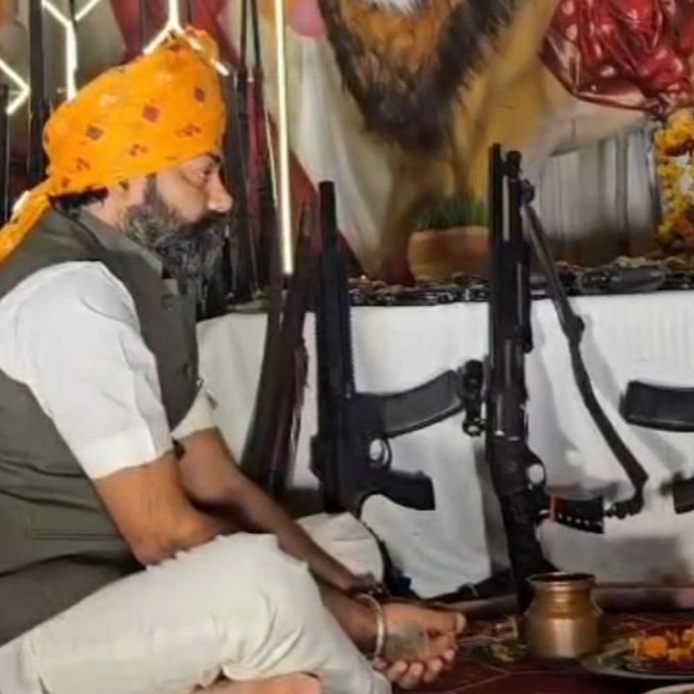 भाजपा विधायक ने 200 हथियार 151 तलवारों का पूजन किया:महोबा में विधायक बृजभूषण राजपूत ने 2027 के लिया संकल्प